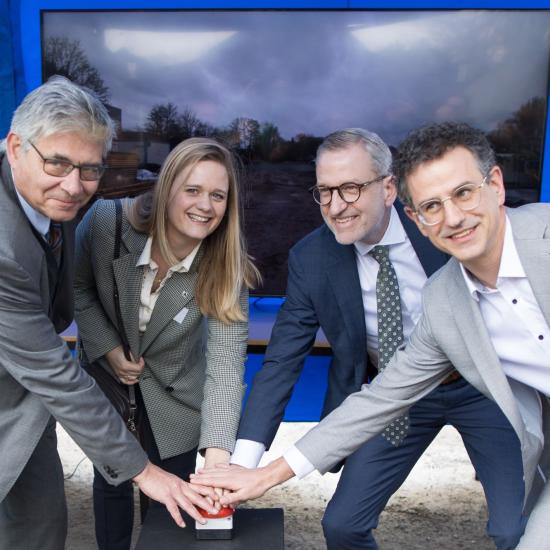 4 oprichters leggen handen samen voor het nieuwe House of Manufacturing en Technicum in Kortrijk