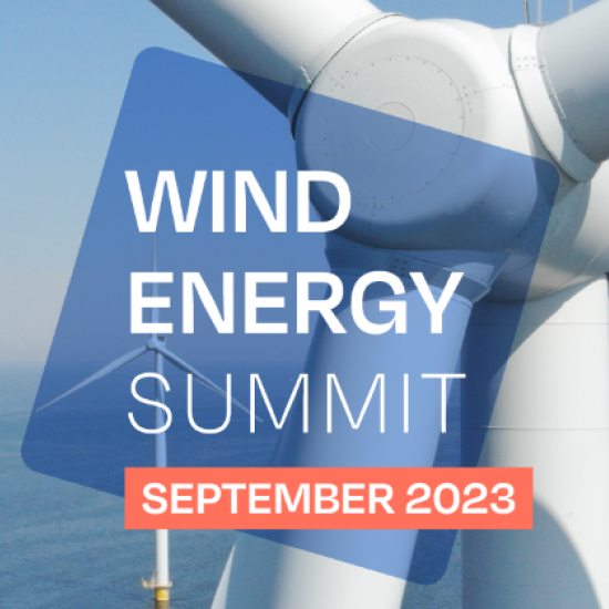 Gros plan sur une éolienne en mer avec le logo du Sommet de l'énergie éolienne 2023