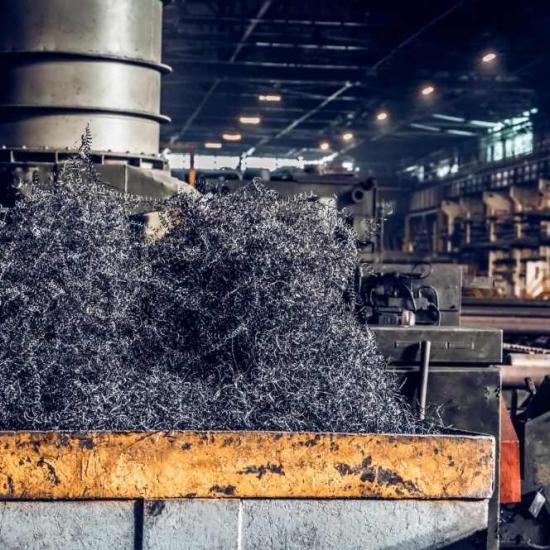 Stapel metaal schroot opgeslagen voor recycling in fabriek