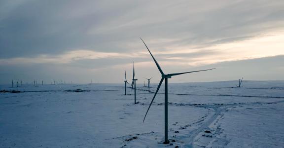 Éoliennes dans un paysage froid et enneigé
