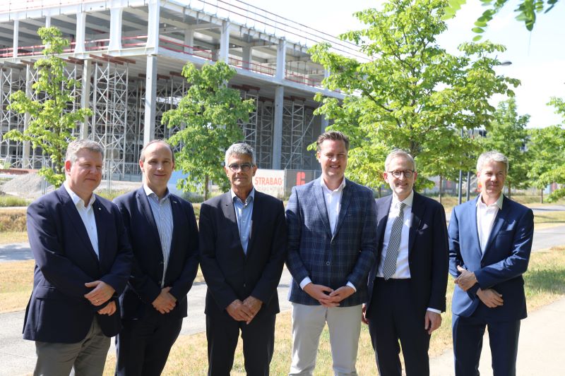 Partners poseren voor bouwwerf Genkse hoogtechnologische campus FacThory