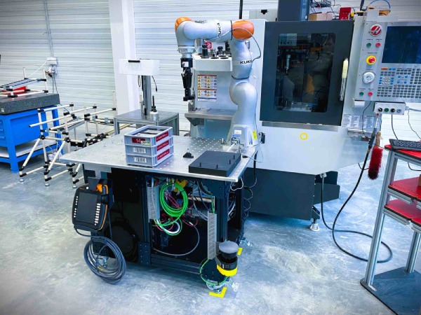 A flexible moveable Cobot in a factory setting