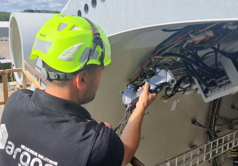 Argon employee performing a bladescan