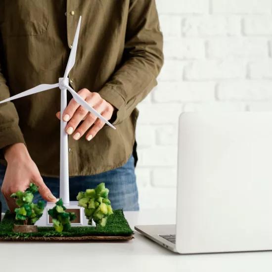 Vrouw aan het werk aan miniatuur turbine model