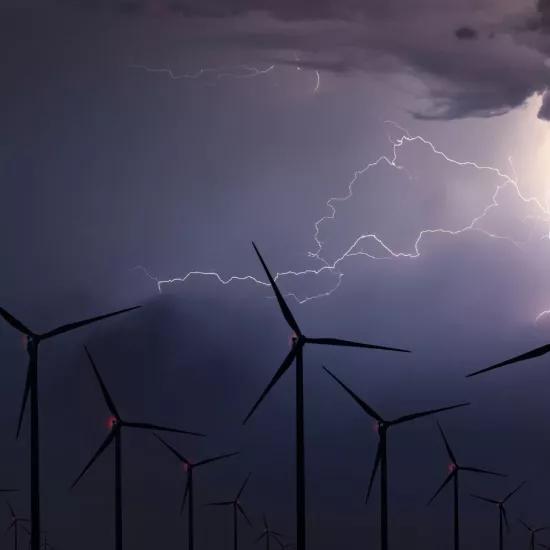 Storm en bliksem boven windmolenpark