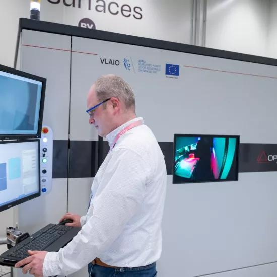Ingenieur bedient een femtosecond laserinstallatie voor het textureren van oppervlakken