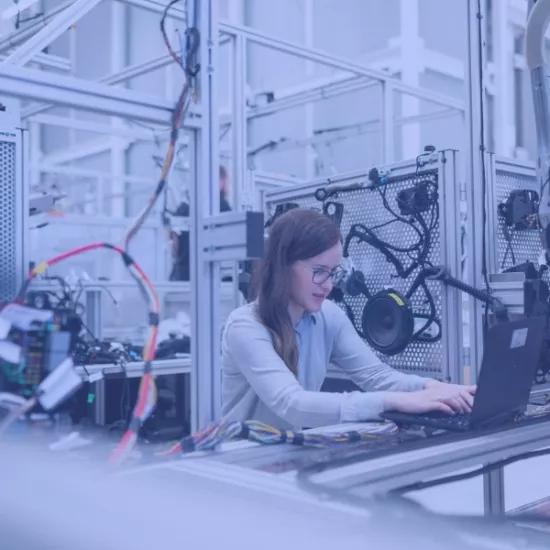 A woman working in a flexible production environment