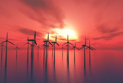 Éoliennes offshore au coucher du soleil