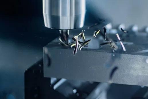 close-up van een metalen component dat verspaand wordt