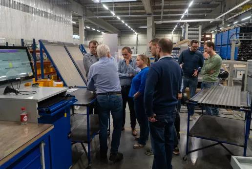 Jan Pauwels fait visiter le hall de production aux étudiants et leur fait part de toutes les bonnes pratiques.