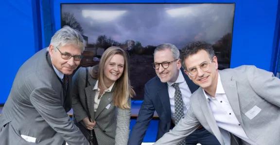 4 oprichters leggen handen samen voor het nieuwe House of Manufacturing en Technicum in Kortrijk
