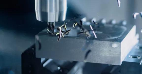close-up van een metalen component dat verspaand wordt