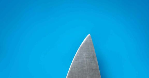 Sirris Qualiknife COOCK project mespunten geplaatst tegen blauwe achtergrond illustreren haaivin in zee