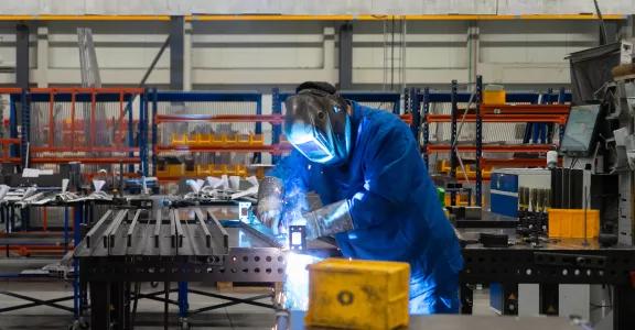 Elke QRM-cel heeft alle nodige werkmaterialen rond de operator. Rechts zie je de unit waar men de digitale werkinstructies en planningstool kan raadplegen. 