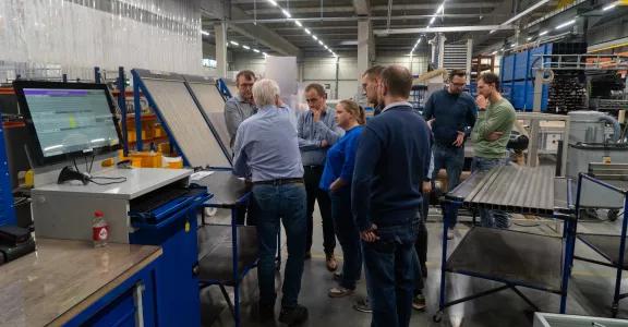 Jan Pauwels fait visiter le hall de production aux étudiants et leur fait part de toutes les bonnes pratiques.