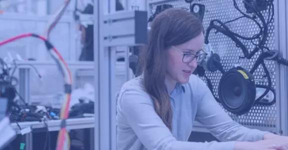 A woman working in a flexible production environment