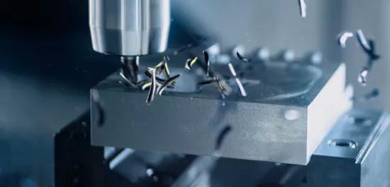 close-up van een metalen component dat verspaand wordt