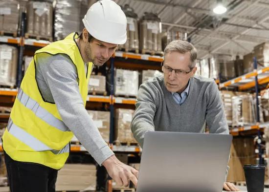 Hommes-entrepôt-travail-ordinateur portable
