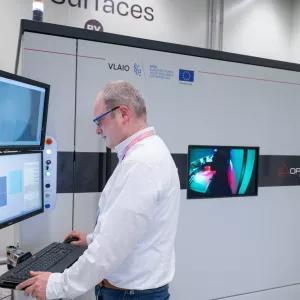Ingenieur bedient een femtosecond laserinstallatie voor het textureren van oppervlakken